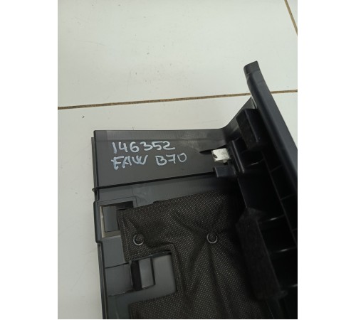 Накладка задней панели замка багажника