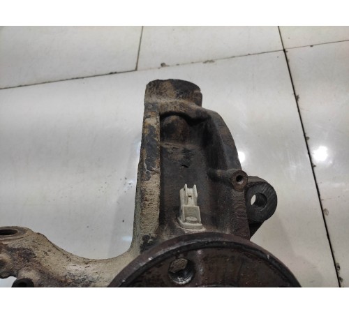 Поворотный кулак (передний, правый)