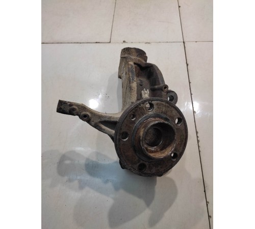 Поворотный кулак (передний, правый)