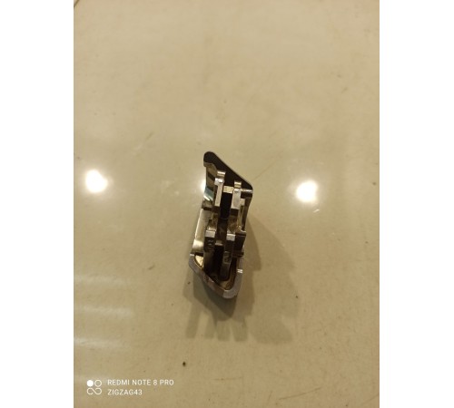 Фиксатор ручки блокировки двери(передний левый)