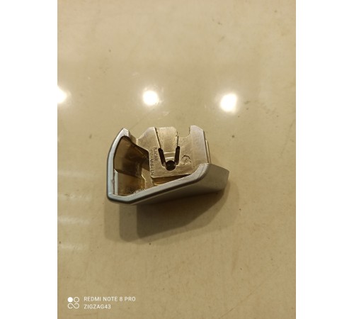 Фиксатор ручки блокировки двери(передний левый)