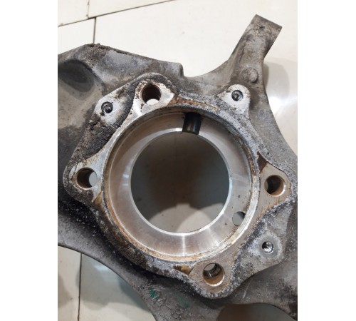 Кулак поворотный (передний левый)