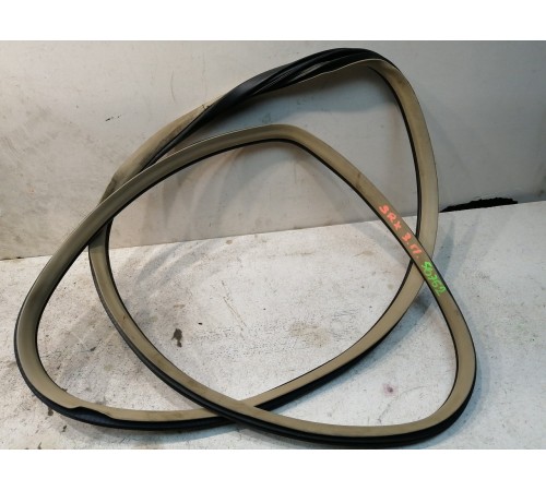 Уплотнитель двери задний правый