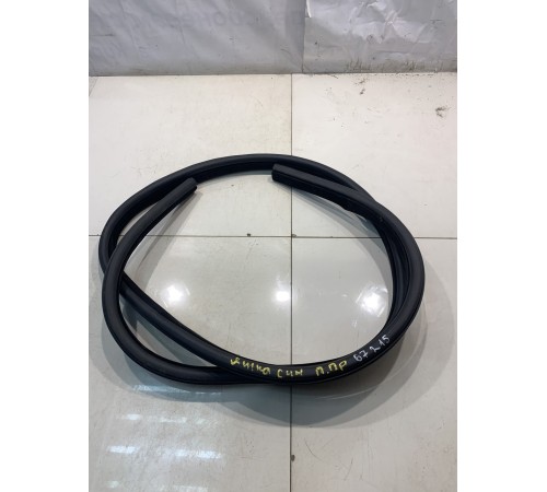 Уплотнитель двери (передний, правый)