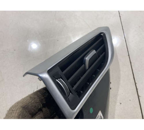 Дефлектор воздушный левый средней стойки