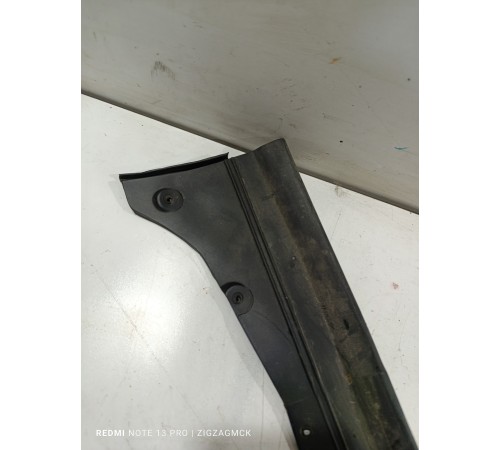 Уплотнитель двери задний правый