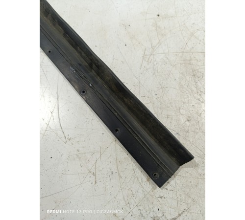 Уплотнитель двери задний правый