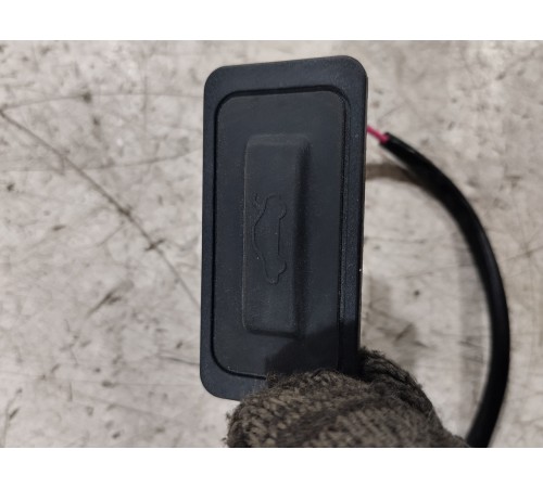 Кнопка открывания багажника