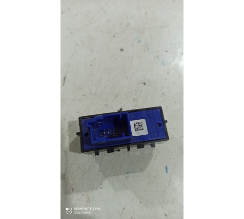 Кнопка блокировки задней двери багжника