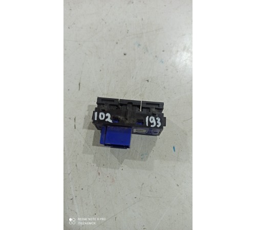 Кнопка блокировки задней двери багжника