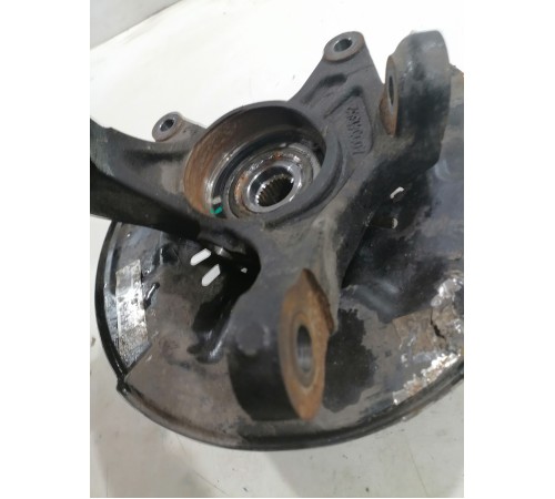 Кулак поворотный передний левый