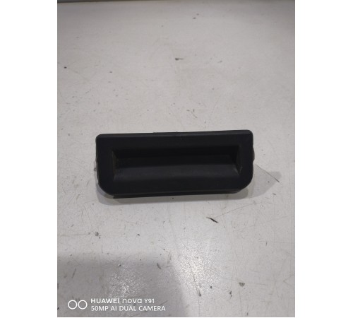 Кнопка открывания багажника