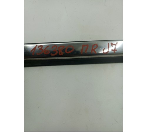 Молдинг стекла передний правый