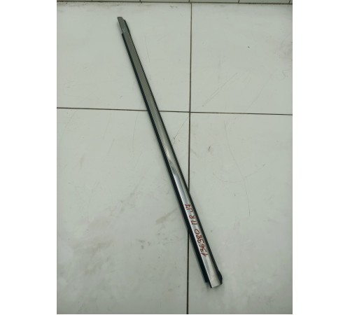 Молдинг стекла передний правый