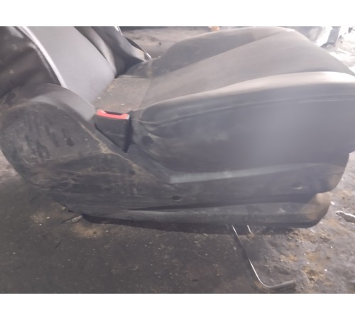 Сиденье левое (водительское)