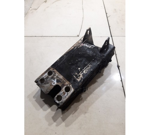 Кронштейн усилителя переднего бампера левый