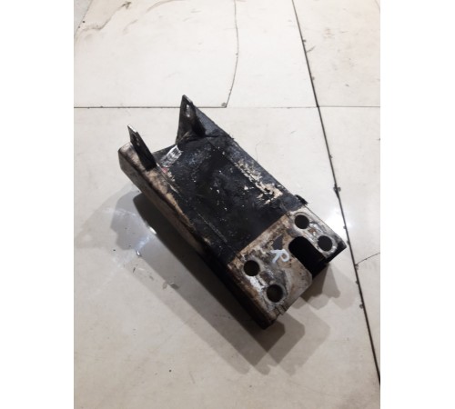 Кронштейн усилителя переднего бампера левый