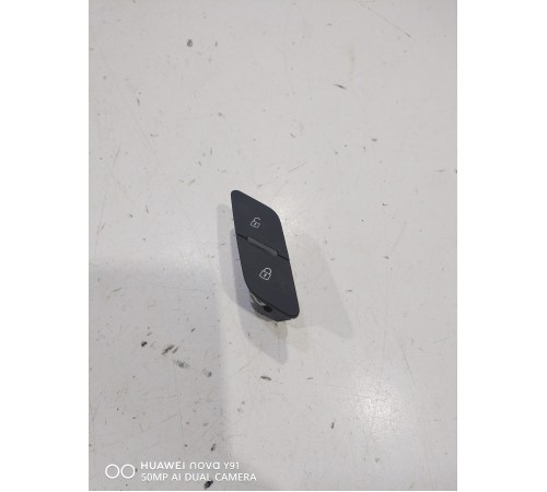 Кнопка центрального замка (передняя правая)