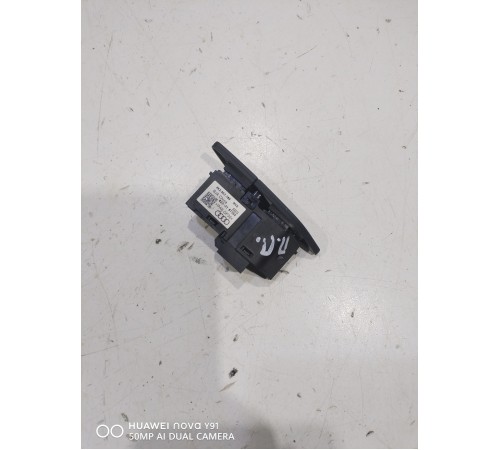 Кнопка центрального замка (передняя правая)