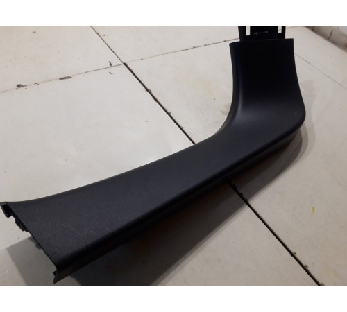 Накладка крышки багажника (левая)