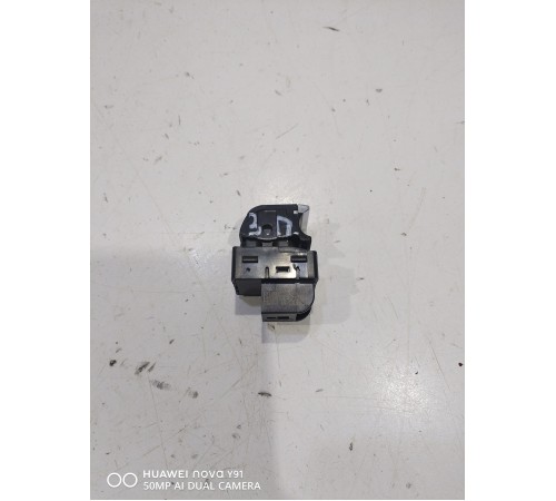 Кнопка стеклоподъемника (задняя правая)