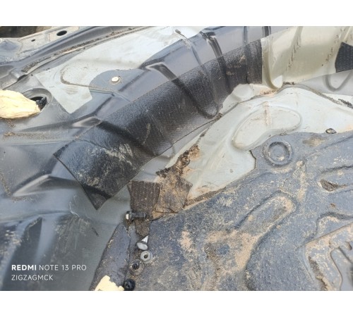 Ниша багажника запасного колеса 