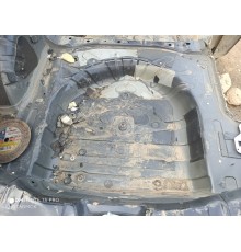 Ниша багажника запасного колеса 