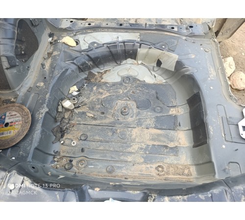 Ниша багажника запасного колеса 