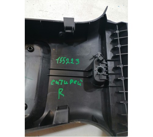 Обшивка центральной стойки правая верхняя