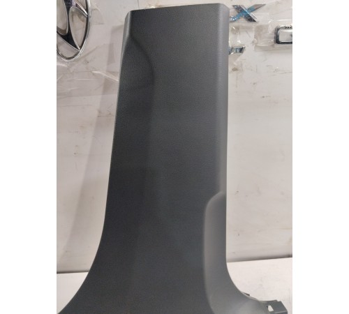 Накладка центральной стойки правая нижняя