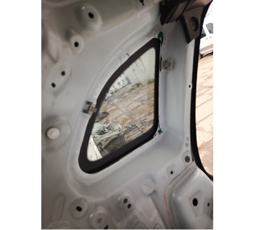 Глухое стекло заднее левое