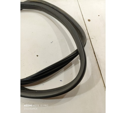 Уплотнитель проема двери задний правый