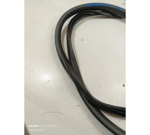 Уплотнитель проема двери задний правый