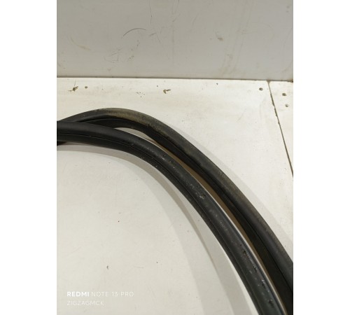 Уплотнитель проема двери задний правый