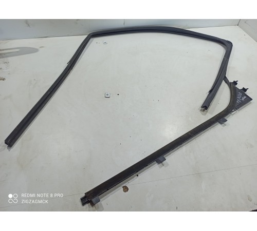 Уплотнитель стекла (передний правый внутренний)