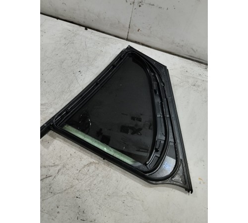 Глухое стекло заднее правое,форточка