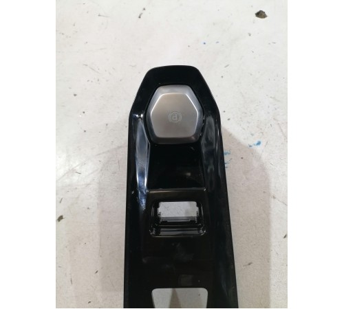 Кнопка стояночного тормоза