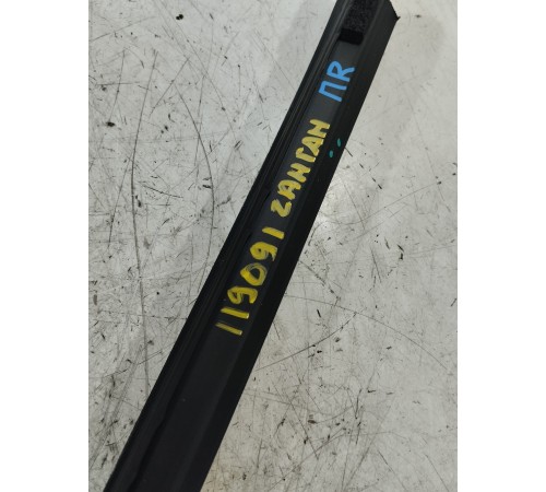 Уплотнитель стекла передний правый внутренний