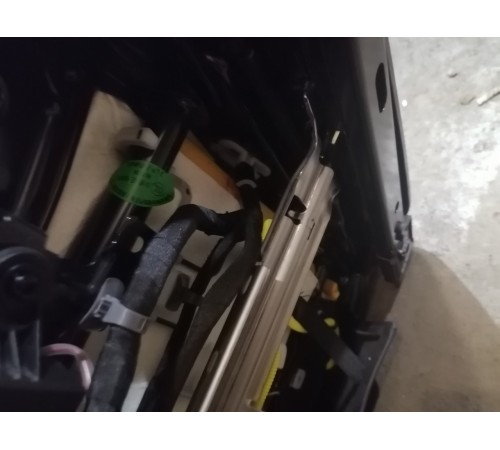 Сиденье переднее левое