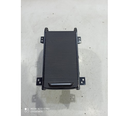 Подстаканник (вещевой ящик)