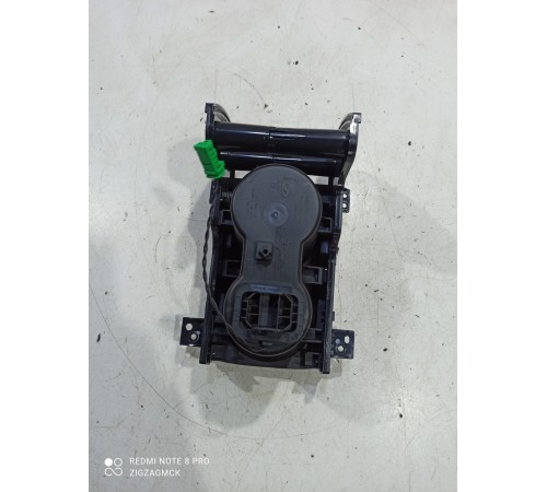 Подстаканник (вещевой ящик)