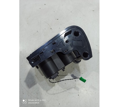 Подстаканник (вещевой ящик)