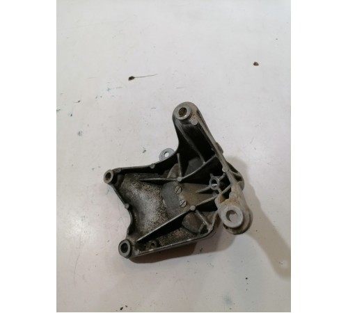 Кронштейн опоры двигателя правый