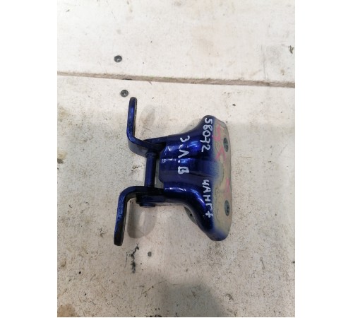 Петля двери задняя левая верхняя