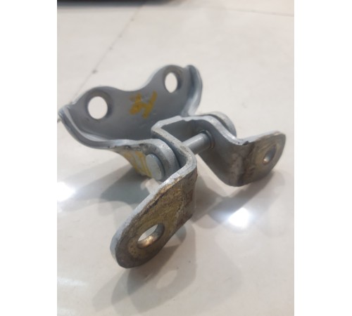 Петля двери (передняя, правая, нижняя)