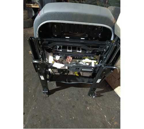 Сиденье переднее левое