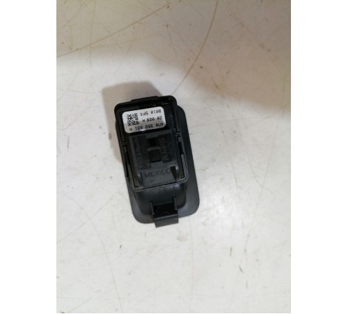 Кнопка открывания багажника