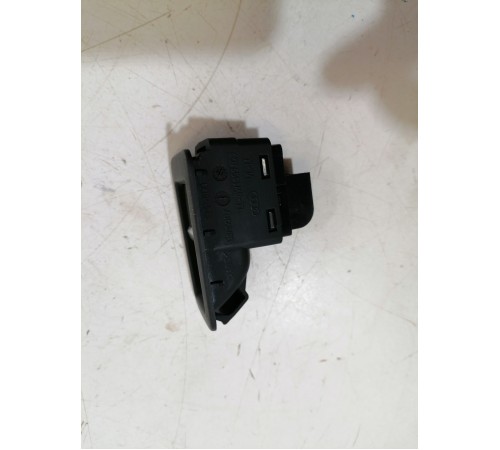 Кнопка открывания багажника