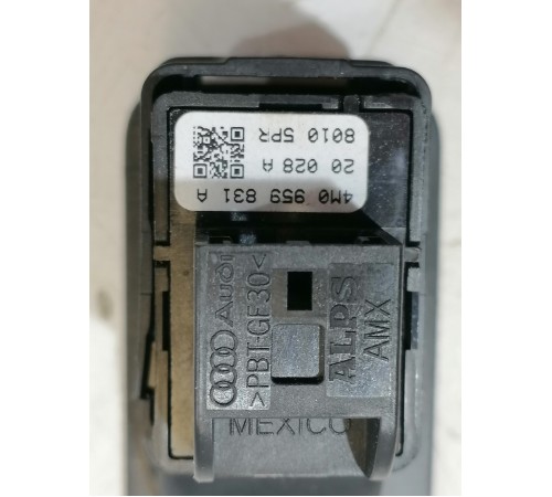 Кнопка открывания багажника