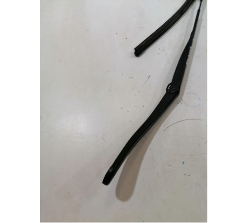 Поводок стеклоочистителя левый